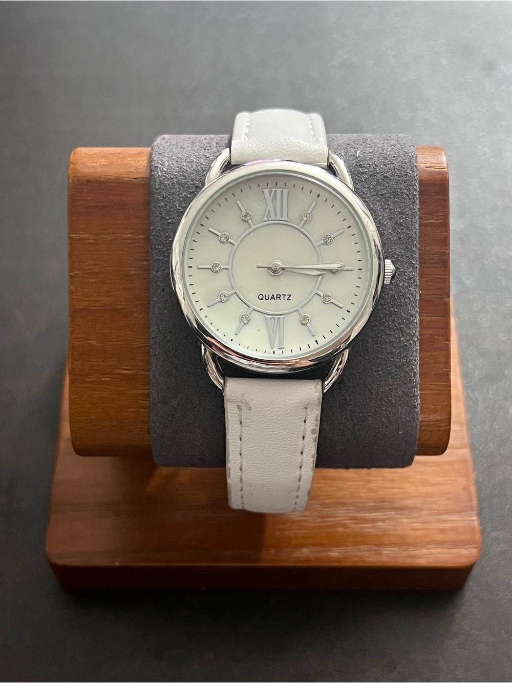 Elegant White Leather Women's Quartz Watch with Silver Case